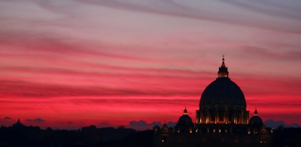 római éjszaka - Vatikáni kupola sziluett - Fotó, kép