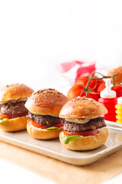 concepto de alimentos hecho en casa hamburguesas de res sirven en plato cuadrado en
  - Foto, imagen