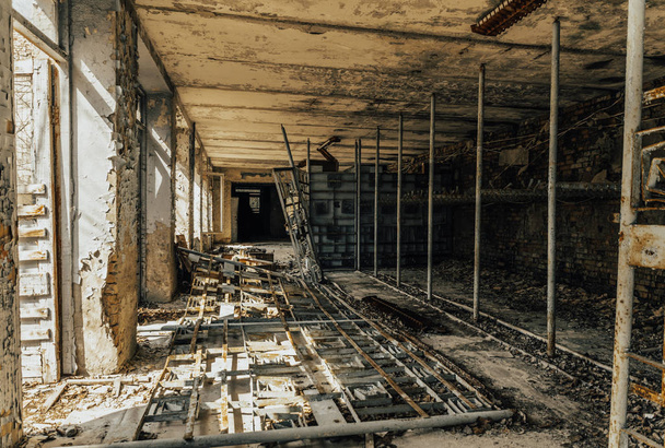 Zone d'exclusion de Tchernobyl. Ancien hôpital abandonné dans la ville de Pripyat. Conséquences de la catastrophe nucléaire de Tchernobyl
 - Photo, image