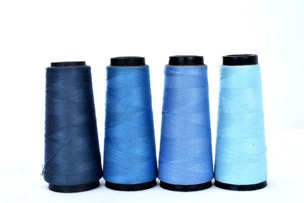 Kleurrijke naaigarens rollen op witte achtergrond - Foto, afbeelding