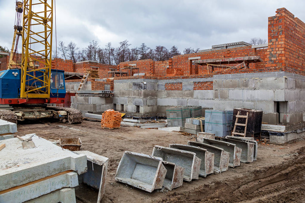 construction site of a brick house - Foto, afbeelding