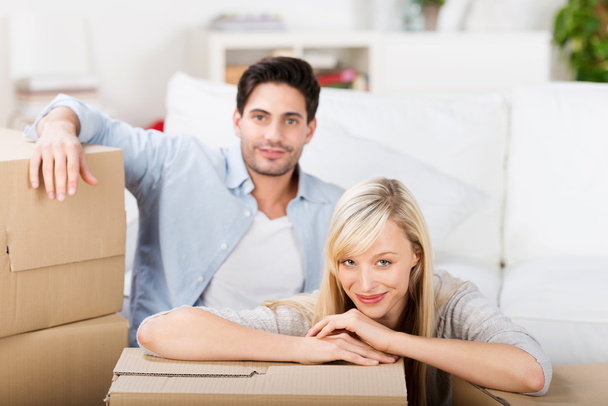 Couple With Cardboard Boxes At Home - Foto, Imagem