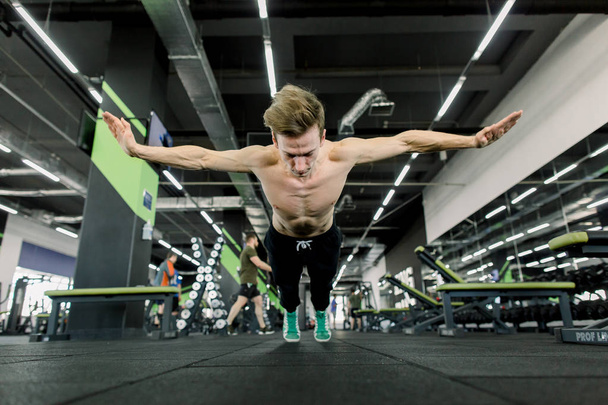 Young Man Athlete Doing Extreme Pushups As Part Of Bodybuilding Training - Fotoğraf, Görsel