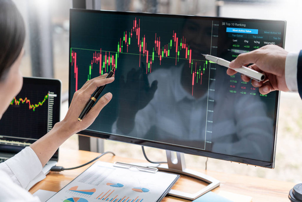 Borsacılar ekibi ekran ekranları ile tartışarak veri, grafik ve yatırım için borsa ticaret raporları analiz  - Fotoğraf, Görsel
