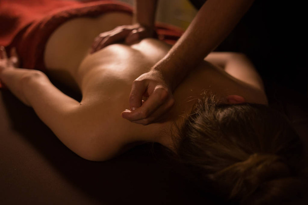 Mujer joven disfrutando de masajes en el salón de spa - Foto, imagen