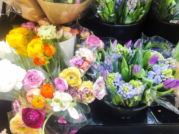 Όμορφα φρέσκα λουλούδια, μπουκέτα, πώληση - Φωτογραφία, εικόνα