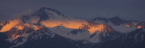 Sunset Sveitsin Alpeilla. - Valokuva, kuva