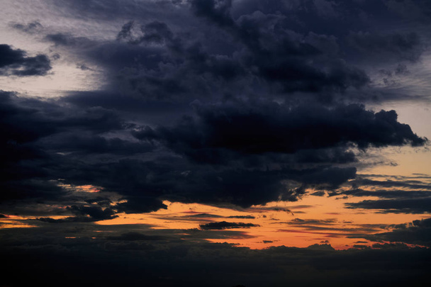 Prachtige zonsondergang-Dark Sky met wolken en zonlicht - Foto, afbeelding