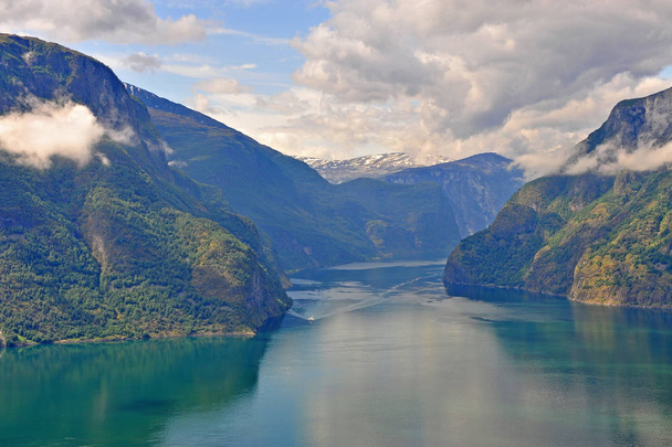 Hermosa vista del agua del lago Sognefjord
 - Foto, imagen