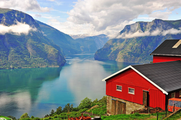 Vörös ház felett Sognefjord, Norvégia  - Fotó, kép