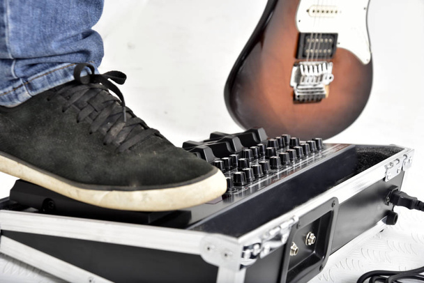 equipamento de efeitos de guitarra sobre fundo branco
 - Foto, Imagem