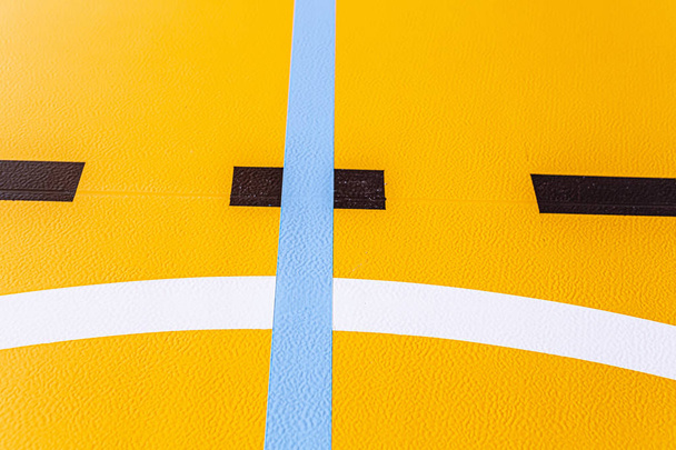Красочные линии на полу спортивной арены
 - Фото, изображение
