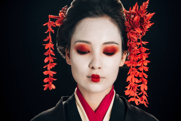 portrét nádherné gejša s květinami ve vlasech izolovanými na černém - Fotografie, Obrázek