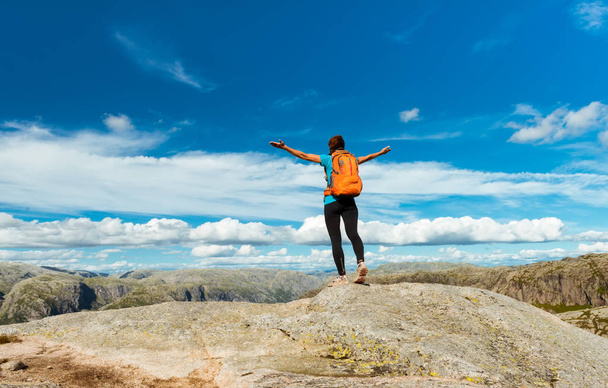 Kadın başarılı hiking siluet dağlar, motivasyon ve günbatımı ilham - Fotoğraf, Görsel