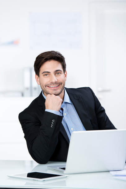 Smiling confident businessman in the office - Фото, зображення