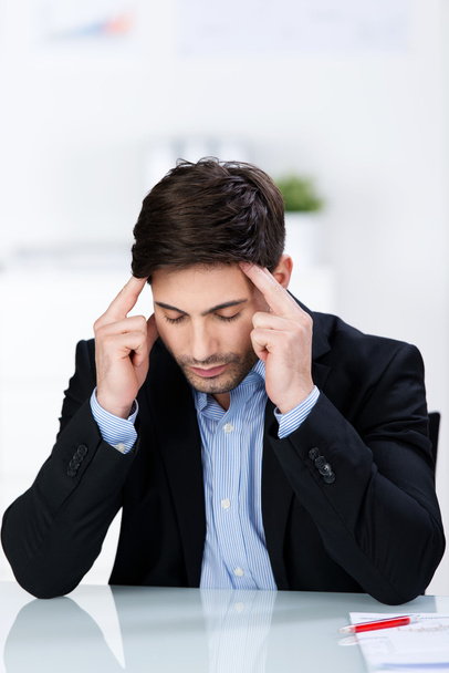 Businessman Suffering Headache At Desk - Φωτογραφία, εικόνα
