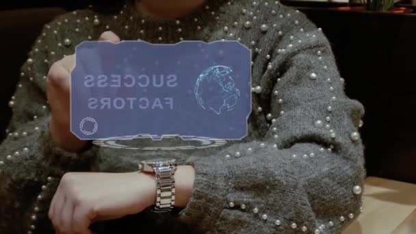 Žena používá hologramový hodinky s textem faktory úspěchu - Záběry, video