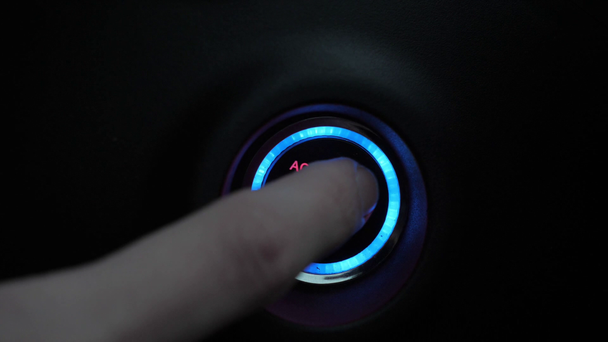男性ドライバーの手のマクロビューは、それをオンにするには、エンジンのスタートボタンを押しています. - 映像、動画