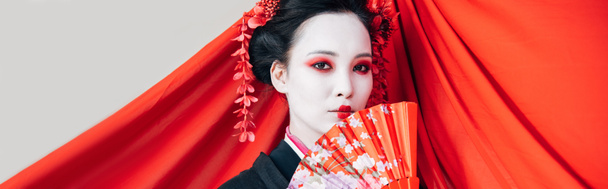 belle geisha en kimono noir avec ventilateur à main et tissu rouge sur fond isolé sur fond blanc, panoramique
 - Photo, image