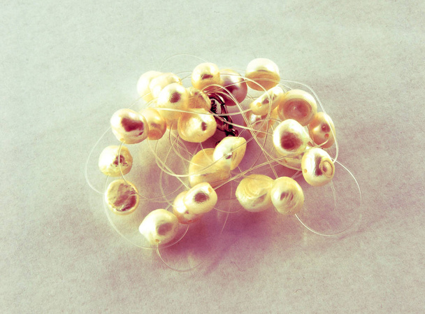 Bisutería sobre fondo blanco - pulsera de perlas
 - Foto, Imagen