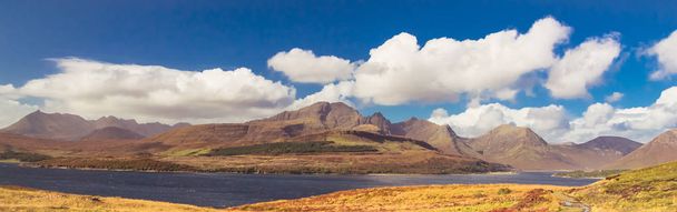 Vista panorámica de las montañas Bla Bheinn (Blaven) y Cuillin en b
 - Foto, Imagen