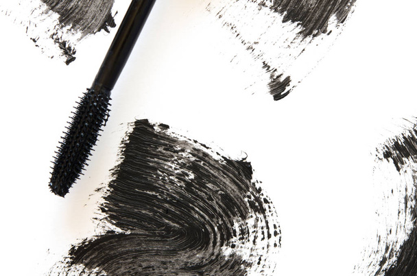 Course de mascara noir avec pinceau applicateur gros plan, isolé sur fond blanc. - Image
 - Photo, image