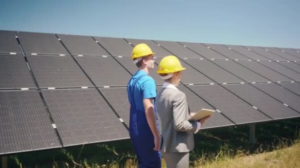 Responsable et travailleur dans la centrale photovoltaïque - Séquence, vidéo