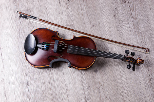 Violín clásico aislado sobre fondo de madera. Grabación de estudio del violín viejo. Instrumento musical clásico
 - Foto, Imagen