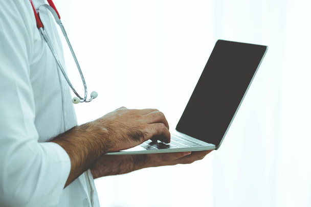 Arzt mit Laptop und Stethoskop - Foto, Bild