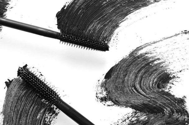 Carrera de rímel negro con cepillo aplicador de cerca, aislado sobre fondo blanco. - Imagen
 - Foto, Imagen