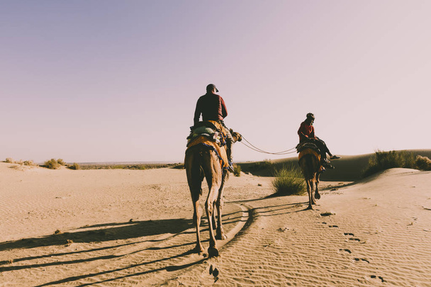 Dromedar mit Touristen in der Thar-Wüste - Foto, Bild
