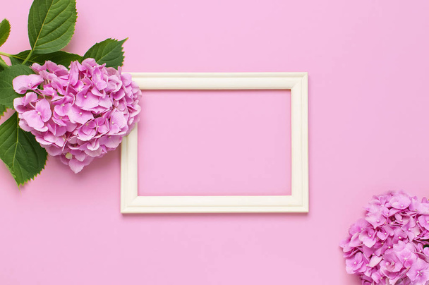 Gyönyörű rózsaszín Hortenzia virágok, fehér fából készült fotókeret rózsaszín háttér felső nézetben lapos feküdt másolat helyet. Virág-kártya. Ünnep, Gratulálok, Boldog anyák napja. Nemzetközi nőnap - Fotó, kép