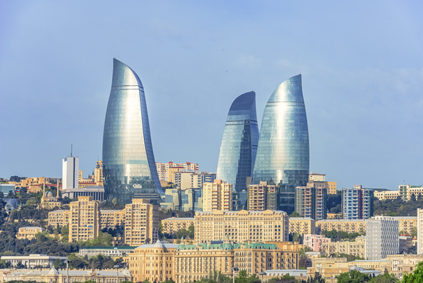 05 / 05 / 2019 Bakú, Azerbaiyán, Vista panorámica de la ciudad de Bakú e imagen de Flame Towers, fotografiada desde el paseo marítimo de Bakú en la costa del mar Caspio
 - Foto, Imagen
