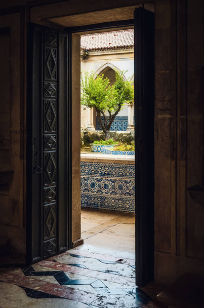 Door to the cloister of the convent of christ, ancient templar s - Foto, Bild
