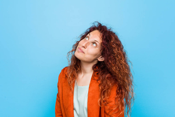 Genç kızıl saçlı zarif kadın hedefleri ve amaçları ulaşma hayal - Fotoğraf, Görsel