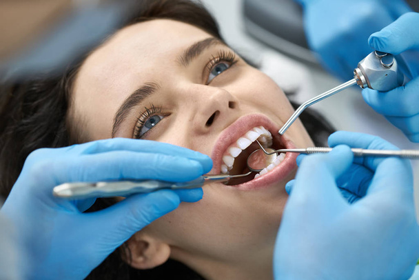 Pretty womans teeth treatment in dental clinic - Valokuva, kuva