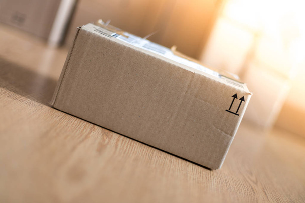 Пакет картонної коробки, концепція доставки: Підготовка до доставки
 - Фото, зображення