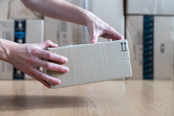Cardboard box package, shipping concept: Delivering a parcel - Foto, Imagem