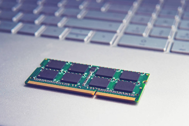 Módulo de tarjeta de memoria DDR3 sodimm RAM en primer plano portátil negro
 - Foto, imagen