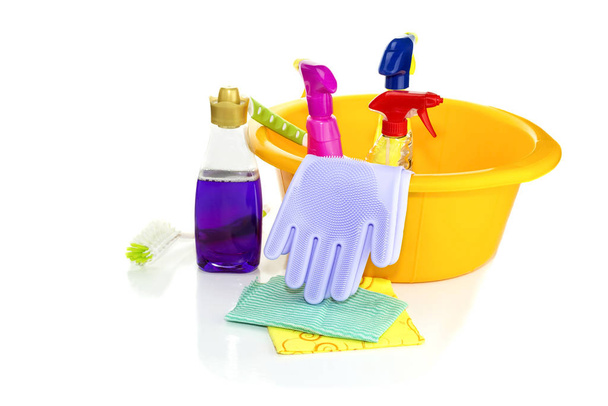 Mycí prostředky pro domácí čištění na bílém pozadí - Fotografie, Obrázek