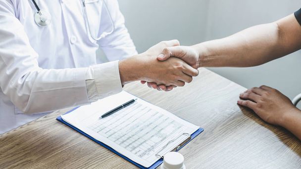 Doctor having shaking hands to congrats with patient after recom - Photo, Image
