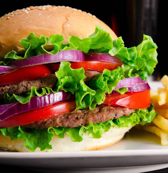 Burger podawany w bułce w odżywianiu fast food koncepcja - Zdjęcie, obraz