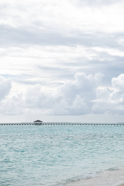 Most między wyspami na Malediwach. - Zdjęcie, obraz