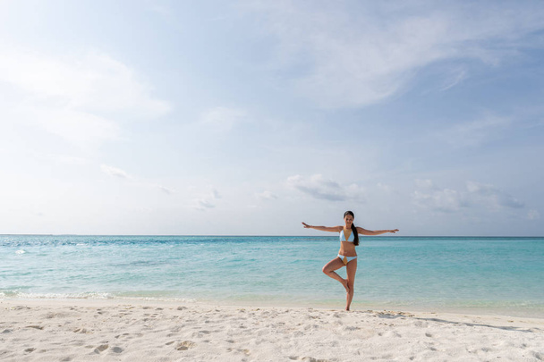 Meditation - Yoga woman meditating at serene beach. - Foto, imagen