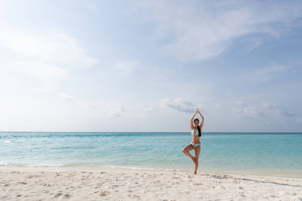 Meditación - Mujer del yoga meditando en la playa serena
. - Foto, imagen