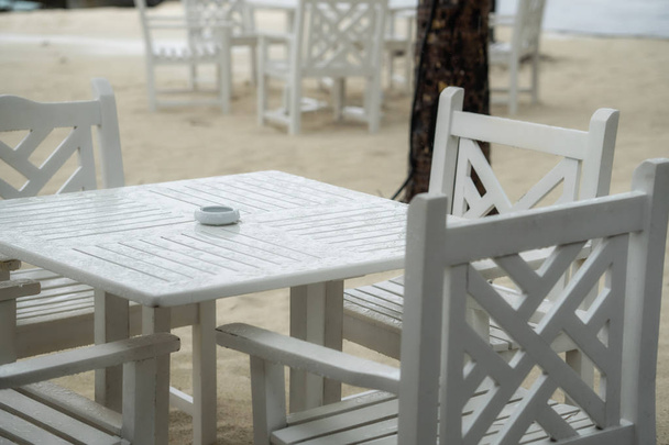 Restaurante de mesa blanca en la playa. La temporada de lluvias ha comenzado.
 - Foto, imagen