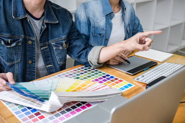 Два коллеги творческий графический дизайнер, работающий над выбором цвета
 - Фото, изображение