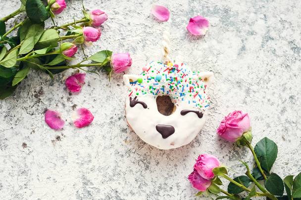Unicorn donut met witte glazuur - Foto, afbeelding