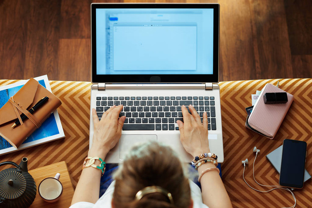 trendy woman writing email on laptop - Zdjęcie, obraz