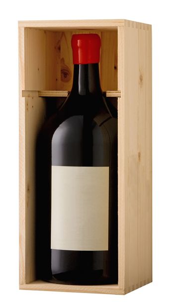 Красное вино магнум бутылка в деревянной коробке с пустой этикеткой. Клипинг
 - Фото, изображение